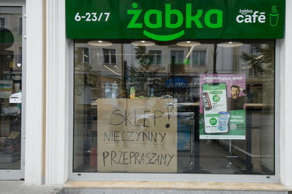 Żabki zamknięte w niedziele. Właściciele sklepów w kropce, ale już szukają nowej furtki