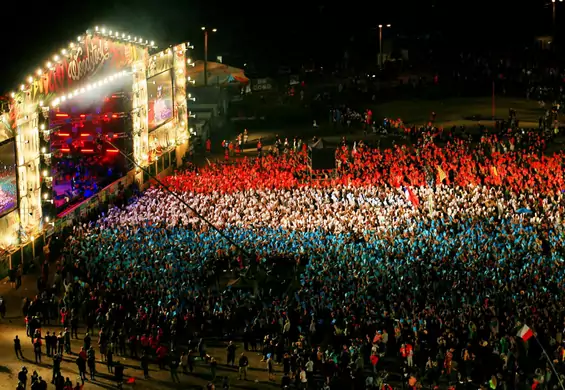 Tysiące kartek w barwach francuskiej flagi. Uczestnicy Przystanku Woodstock oddali hołd ofiarom zamachów w Nicei