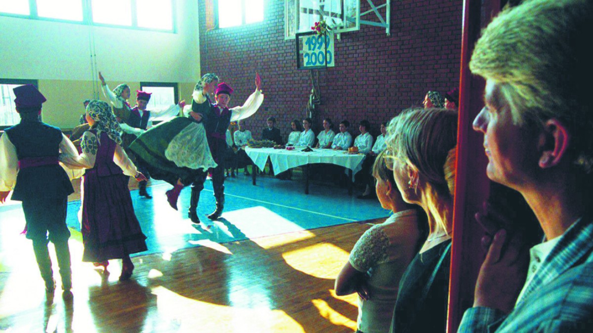 Nastolatkowie poszkodowani reformą oświatową z 2017 r., która zlikwidowała gimnazja i przywróciła ośmioklasowe szkoły podstawowe, muszą zostać przesłuchani, po to by ustalić, jak wpłynęły na nich wprowadzone zmiany. Tak wczoraj orzekł Sąd Najwyższy, który uchylił zaskarżony wyrok oddalający pozew o wypłatę 2 mln zł odszkodowania od Skarbu Państwa. Skład orzekający przekazał sprawę do ponownego rozpatrzenia przez sąd apelacyjny.