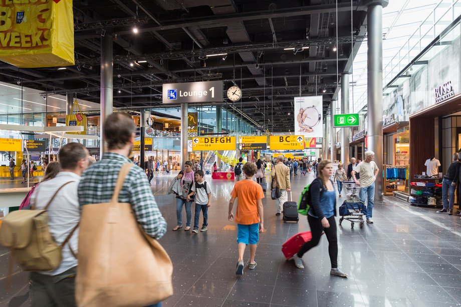 Lotnisko Schiphol w Amsterdamie ma ponad 360 sklepów i restauracji. W 2017 roku pasażerowie w strefie po kontroli bezpieczeństwa wydali w nich średnio 18,3 euro na osobę. Lotnisko obsłużyło ich 68,5 mln