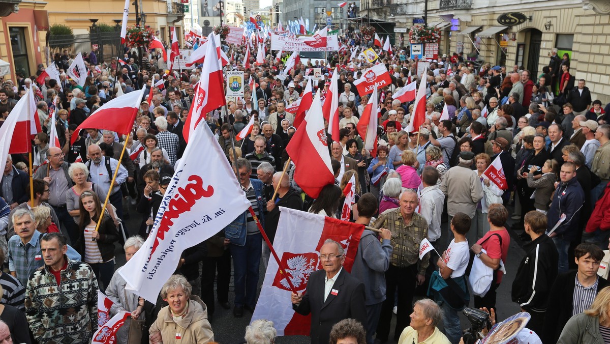 Adam Hofman (PiS) powiedział, że uczestników marszu "Obudź się Polsko!" łączyła chęć zmian w kraju. Jacek Kurski (SP) podkreślił, że demonstracja była ponadpartyjna. Prezydencki doradca Tomasz Nałęcz ocenił, że sprawności organizacyjnej nie towarzyszył spójny przekaz.