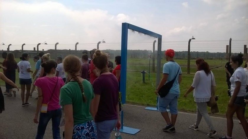 Turyści oburzeni. Kurtyny wodne znowu w muzeum Auschwitz!