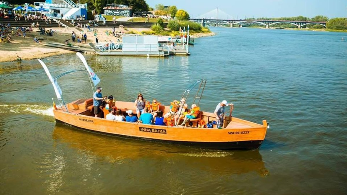 Zabiera na pokład maksymalnie 12 osób, wraz z rowerami. Już w najbliższy weekend rozpocznie kursowanie prom "Inna Bajka". Połączy brzegi Wilanowa i Wawra. To już piąta taka bezpłatna przeprawa w Warszawie. Tymczasem z okazji Dnia Dziecka planowane są dodatkowe rejsy tramwajem wodnym.