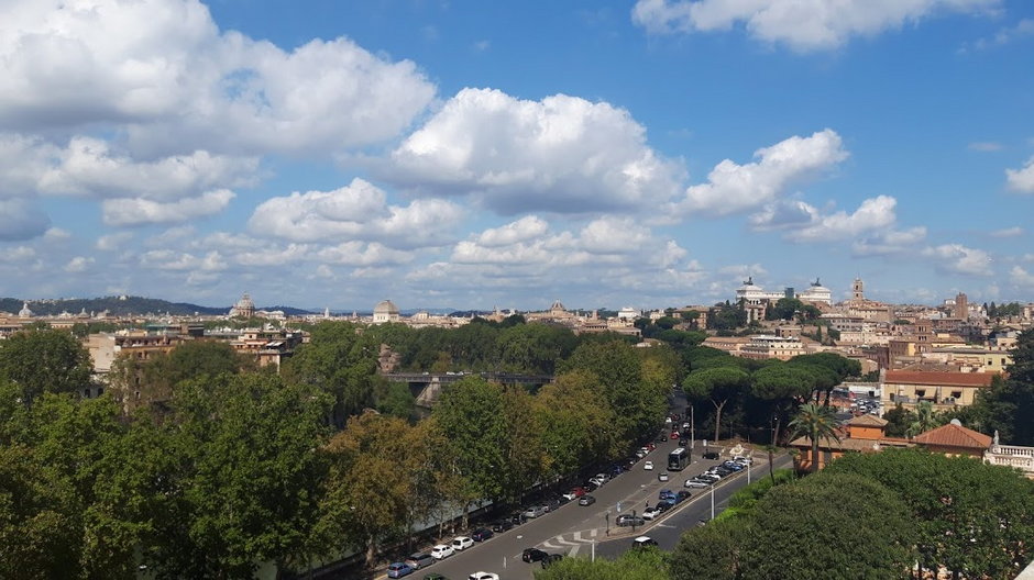 Roztacza się z niego widok od Zatybrza, przez Watykan aż po okolice Forum Romanum