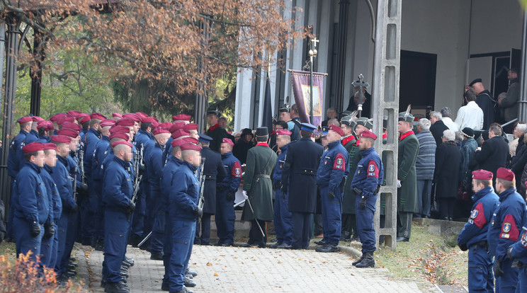 Rendőrsorfal előtt kísérték utolsó útjára a hősi halottat / Fotó: Pozsonyi Zita