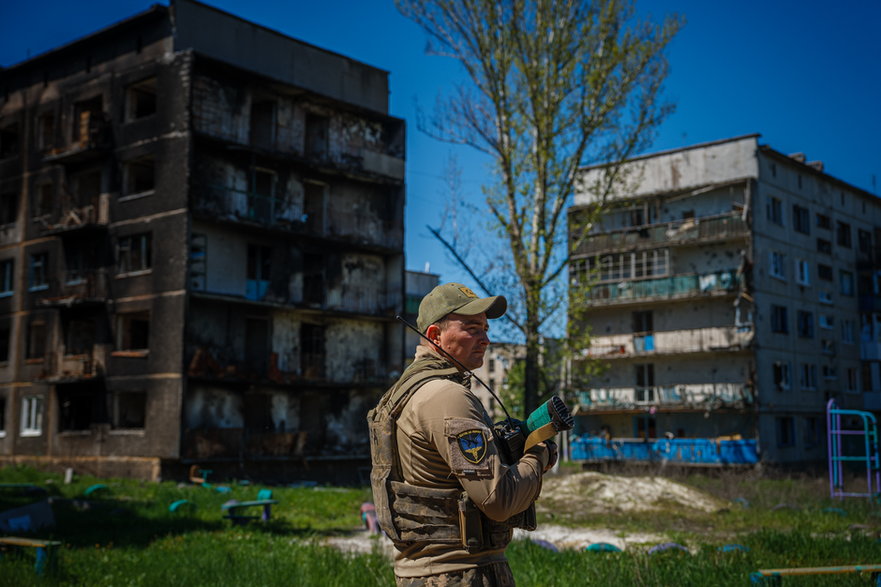 Ukraiński żołnierz w miejscowości Czasiw Jar niedaleko Bachmutu, 3 maja 2023 r.
