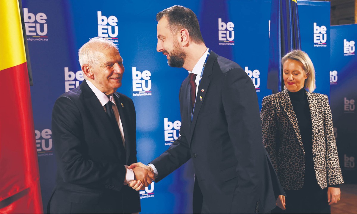 W przeddzień szczytu w Brukseli spotkali się ministrowie obrony. Na zdjęciu Władysław Kosiniak-Kamysz z szefem unijnej dyplomacji Josepem Borrellem i swoją belgijską odpowiedniczką Ludivine Dedonder