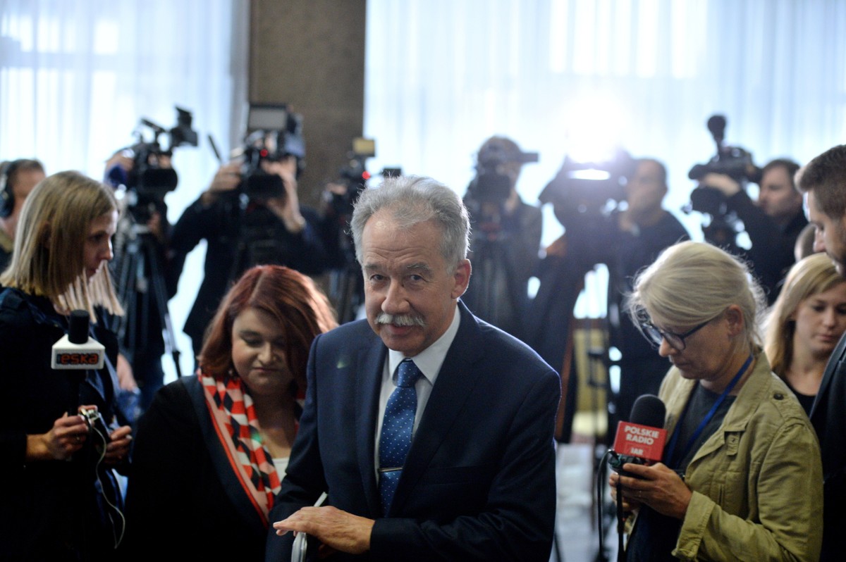 Szef PKW Wojciech Hermeliński powiedział na konferencji prasowej, że obecnie PKW nie ma narzędzi do weryfikacji czy kampania billboardowa jest zgodna z Kodeksem wyborczym