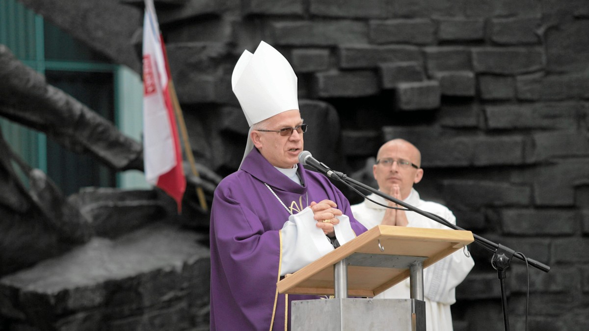 Przewodniczący Konferencji Episkopatu Polski, metropolita przemyski abp Józef Michalik tłumaczył w niedzielę młodzieży, że po wielkiej katastrofie "trzeba zrobić coś dla życia".