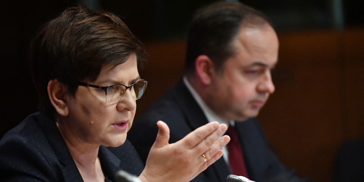 Premier Beata Szydło i sekretarz stanu ds. europejskich w MSZ Konrad Szymański podczas konferencji prasowej po posiedzeniu Rady Europejskiej w Brukseli