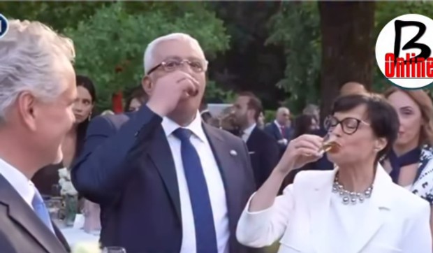 Andrija Mandić i Marta Kos ispijaju rakiju