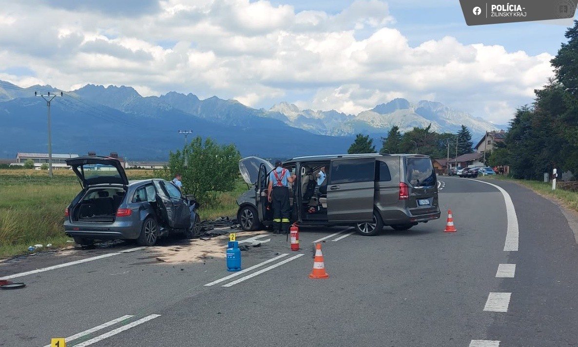 Pri nehode v okrese Liptovský Mikuláš sa zranili dve osoby. 