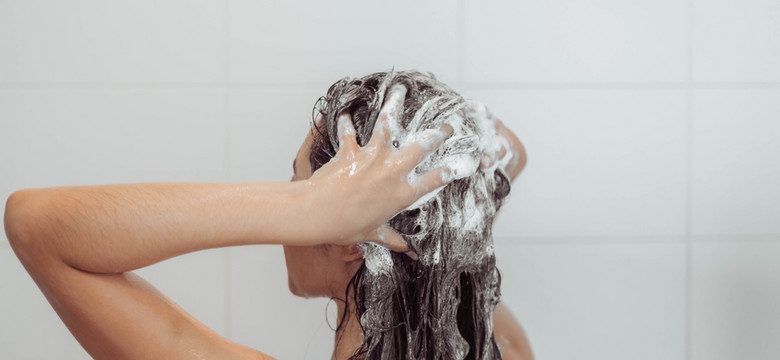 To najnowszy trend z TikToka. Na czym polega odwrócone mycie włosów?