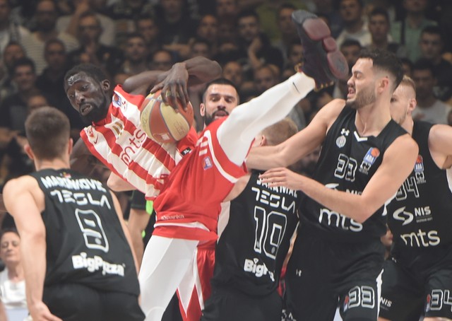 Detalj sa prethodnog večitog derbija u košarci između KK Crvena zvezda i KK Partizan