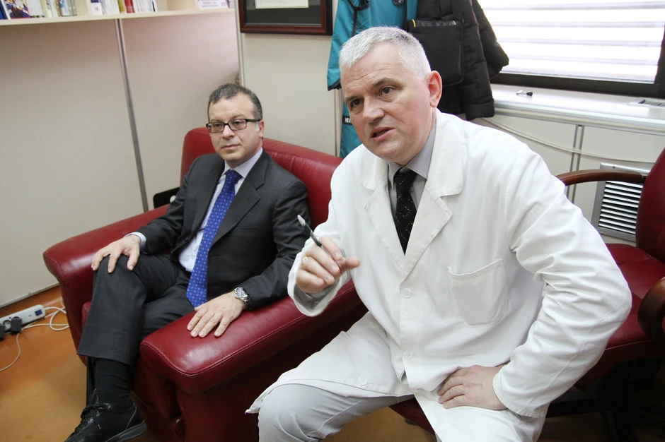 Prvih deset pacijenata biće operisano uz asistenciju italijanskog profesora Đanpola Usija (levo), objašnjava prof. dr Milan A. Nedeljković, pomoćnik direktora KCS