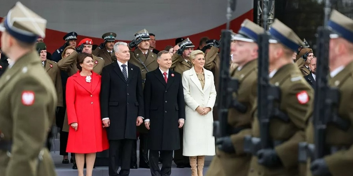 Diana Nausėdienė oraz Agata Kornhauser-Duda utworzyły polskie barwy narodowe z kolorów swoich płaszczy.