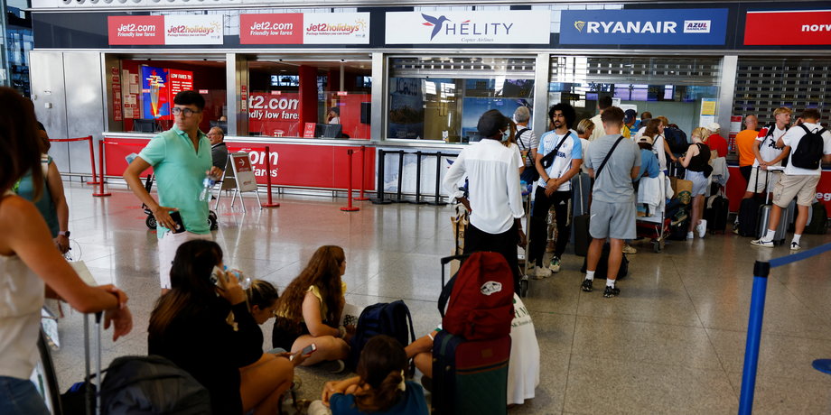 Protest personelu trwa od czerwca. Na zdjęciu pasażerowie na lotnisku w Maladze czekają na informację na temat swojego lotu.