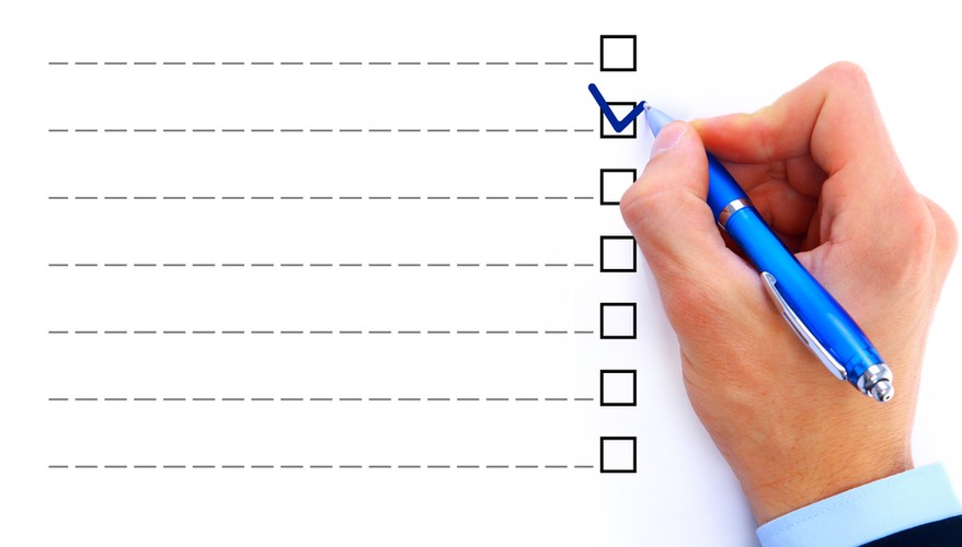 <b>3. Zainwestować w edukację, przekonać, że głos ma znaczenie</b><BR><BR>Co warto zrobić, aby zwiększyć frekwencję wyborczą? – Problemem w Polsce jest przede wszystkim brak zainteresowania polityką i niski poziom poczucia politycznego sprawstwa. Zarówno w życiu codziennym, jak i w badaniach opinii publicznej, słyszymy odpowiedzi, że polityka nie interesuje Polaków, nie mają na kogo głosować, mówią „nie ważne kto wygra, to i tak niczego nie zmieni” albo „mój głos nie ma znaczenia” – tłumaczy dr Żerkowska-Balas i dodaje, że sprawnie funkcjonująca demokracja wymaga z jednej strony władzy odpowiadającej na potrzeby obywateli, z drugiej zaś niezbędny jest udział obywateli komunikujących swoje potrzeby i rozliczających władzę z ich realizacji. Brak zainteresowania i zaangażowania w politykę ze strony obywateli na dłuższą metę prowadzi do podziału na dwie grupy: „my, obywatele” i „oni, politycy”. W efekcie te dwie grupy przestają współpracować. Zaczynają rywalizować i traktują siebie nawzajem jak przeciwników.

Aby zwiększyć poziom uczestnictwa Polaków w wyborach należy zainwestować w edukację od najmłodszych lat, twierdzi socjolog. – Przekazywanie dostosowanej do wieku wiedzy na temat demokracji, zasad jej funkcjonowania i sposobów wpływania obywateli na władze może pozytywnie wpłynąć na udział w wyborach w przyszłości. Konieczne jest także zaangażowanie młodych ludzi w działania społeczności lokalnych, szkół, klas. Udział w konsultacjach, debatach, podejmowanie inicjatyw nauczą młodych, że mają wpływ na realizowane polityki – uważa autorka badania. [SWPS]