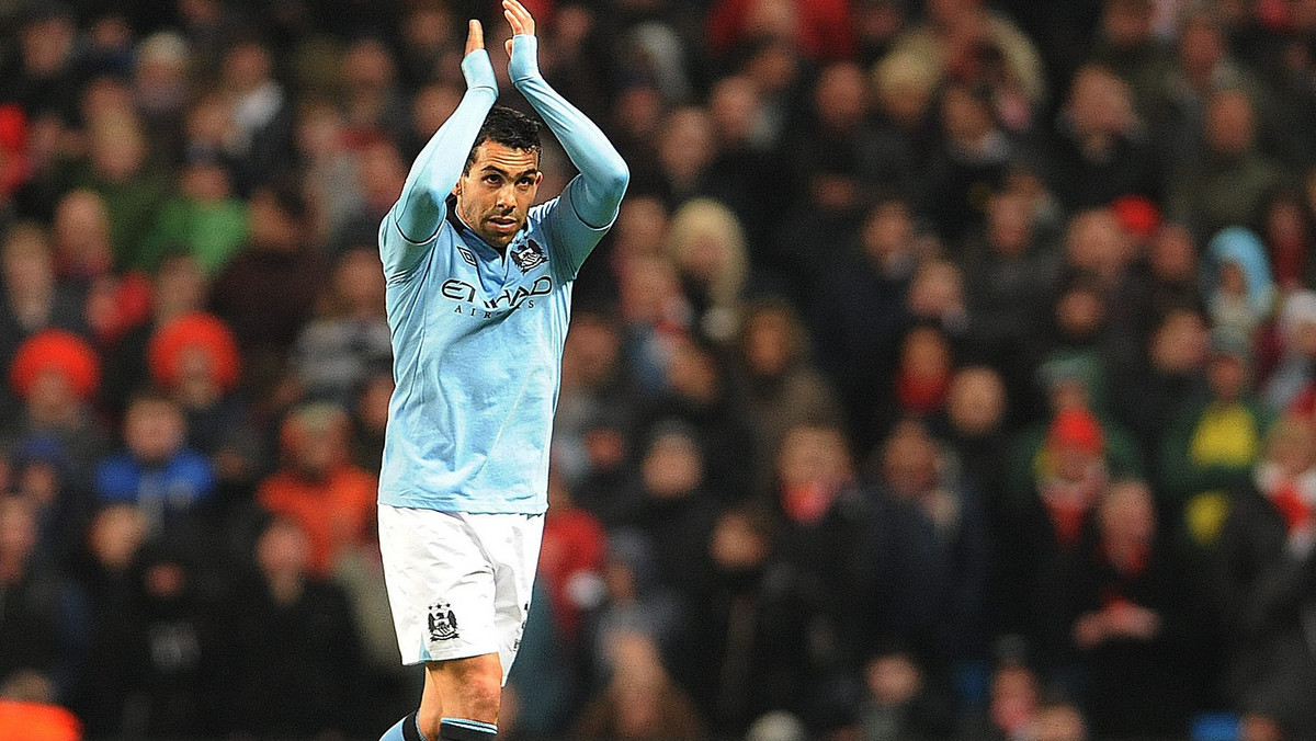 Piłkarze Manchesteru City awansowali do półfinału Pucharu Anglii. W meczu 1/4 finału rozbili w sobotę na Etihad Stadium Barnsley 5:0 (3:0), a trzy gole strzelił Argentyńczyk Carlos Tevez.