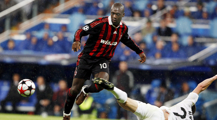 Seedorf (piros-feketében) korábban a Milan edzője is volt /Fotó: MTI/EPA/Juan Carlos Hidalgo