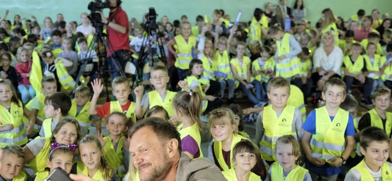 Rząd rozdaje kamizelki odblaskowe. Aktor Cezary Pazura w nowej roli