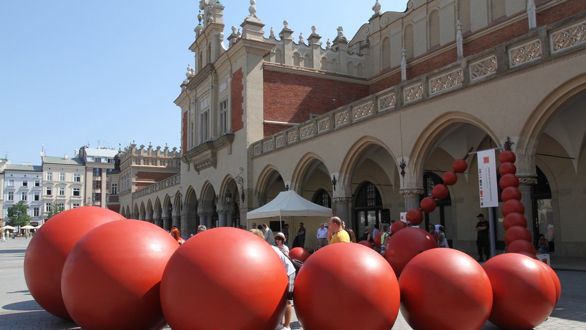 Sznur czerwonych korali na krakowskim rynku