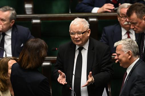 Prezes Jarosław Kaczyński otoczony politykami Prawa i Sprawiedliwości.