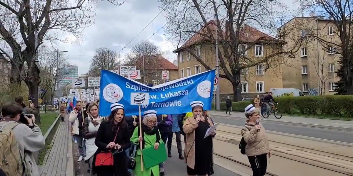 Na krakowskie ulice wyszły pielęgniarki i położne.