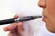 E-papieros elektroniczny papierosy kobieta pali e-papierosa