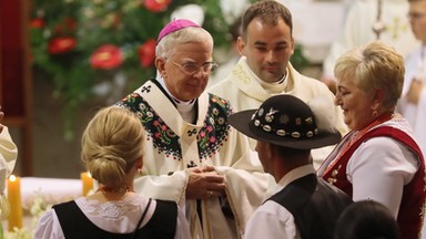 Tłum wiernych modlił się w Krakowie przed oknem papieskim za abp. Marka Jędraszewskiego