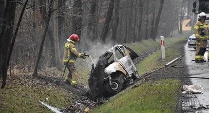 Dymiący wrak na poboczu. Tragedia w Tarnowskiej Woli