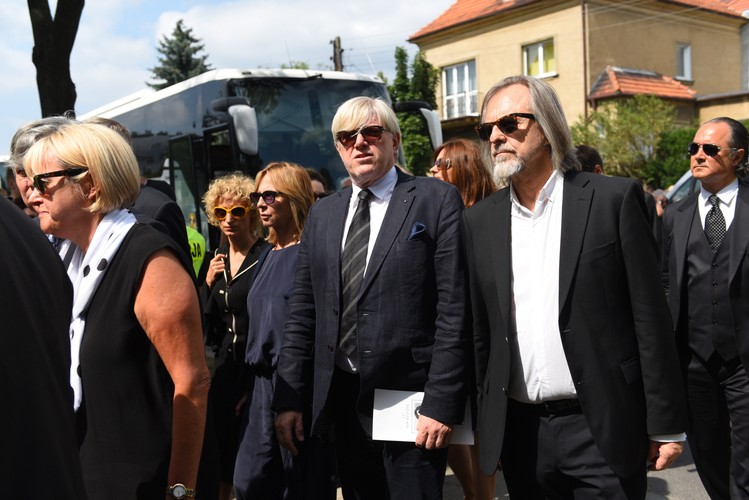 Kompozytor Jan A.P. Kaczmarek podczas uroczystości pogrzebowych Jana Kulczyka na Cmentarzu Jeżyckim w Poznaniu