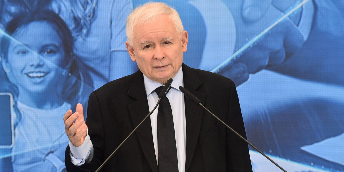 Wicepremier Jarosław Kaczyński sam dorabia do emerytury. Innym seniorom jednak tego nie ułatwił