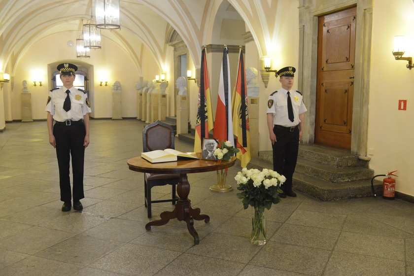 Księga kondolencyjna we wrocławskim Starym Ratuszu