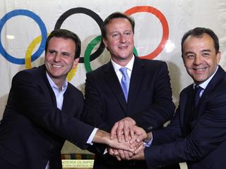 Eduardo Paes, burmistrz Rio de Janeiro, David Cameron, premier Wielkiej Brytanii i Sergio Cabral, gubernator Rio de Janeiro. 27 września 2012 r.