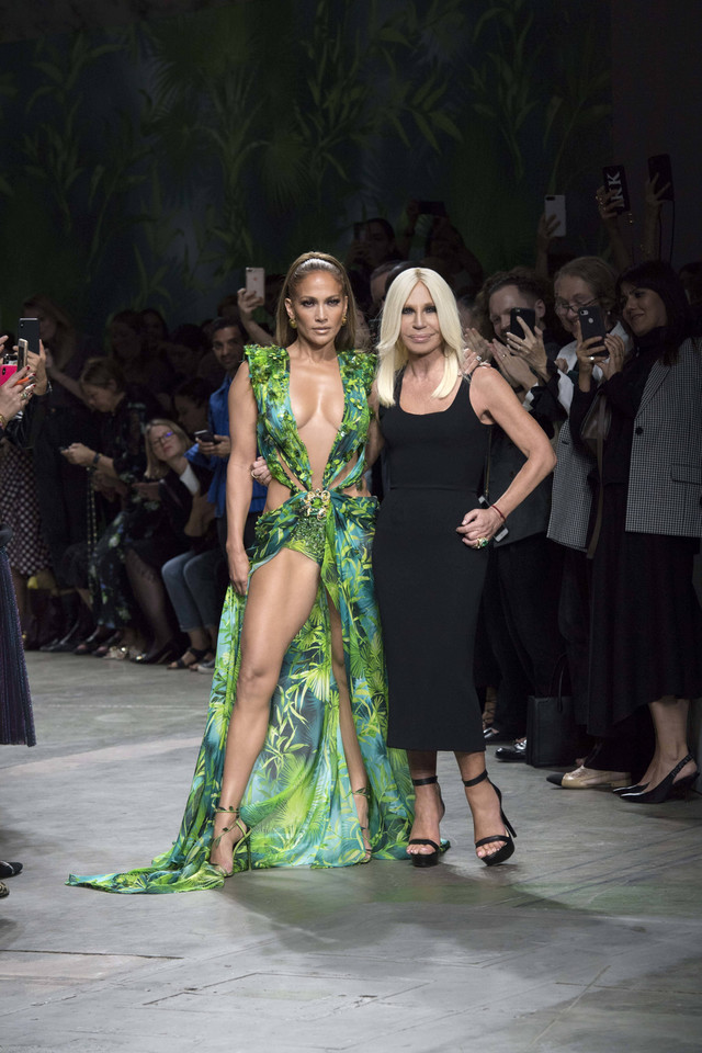 Stylizacje, które zapisały się w historii show-biznesu: Jennifer Lopez i Donatella Versace