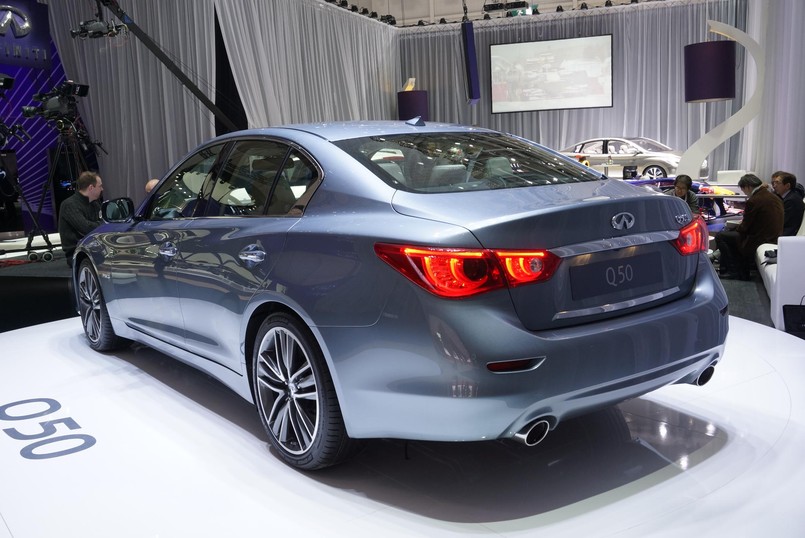 Infiniti, czyli japońska marka samochodów luksusowych, niedawno poinformowała o radykalnym kroku - producent zmienił nazewnictwo swoich modeli. Dlatego od roku modelowego 2014 nazwy samochodów tego producenta będą zaczynać się od liter Q lub QX. Pierwszym całkowicie nowym autem jest prezentowany w Genewie sedan Q50, który anonsowany jest jako pierwszy model z linii Q w Europie. Smaczku całej sytuacji dodaje fakt, że nowy samochód konstruktorów z Kraju Kwitnącej Wiśni ma w sobie geny… Mercedesa. Ale po kolei - oto czym Japończycy zamierzają napsuć krwi BMW, Audi a także Mercedesowi...