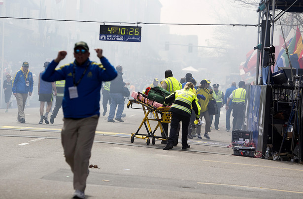 Ratownicy pomagają rannym po zamachu w Bostonie