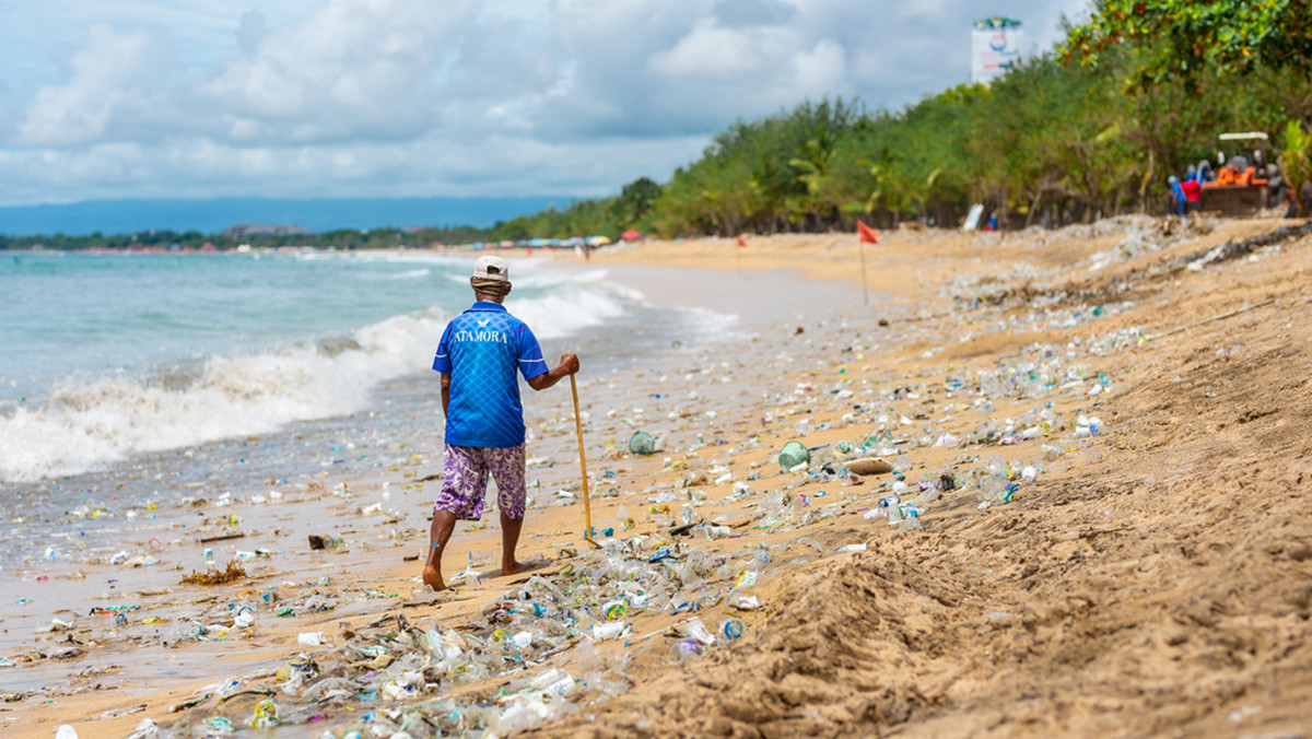 Plaże na Bali toną w śmieciach