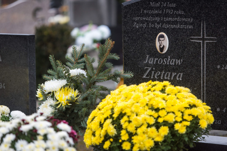 Bydgoszcz, symboliczny grób Jarosława Ziętary w jego rodzinnym mieście.