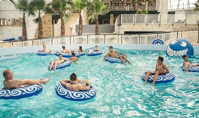 To najnowszy i wywołujący najwięcej emocji aquapark w Polsce. Powód ekscytacji jest prosty – to jedyny w kraju park wodny połączony z oceanarium, w którym pływają rekiny. Podczas 60-metrowego zjazdu podświetlonym tunelem lądujemy w samym środku rajskiego akwarium. Znajdują się w nim rekiny sprowadzone prosto ze Sri Lanki. Oprócz tej niesamowitej atrakcji aquapark przygotował również zjeżdżalnię o 3 stopniach trudności – Multi Adventure – gdzie można spływać pontonem z całą rodziną, Blue Cosmo, z niezwykłymi efektami wizualnymi oraz pionową zjeżdżalnię Ultra Speed tylko dla osób o mocnych nerwach. Na tych, którzy wolą spokojniejsze atrakcje, czeka Wulkan, czyli niezwykłe 24-osobowe jacuzzi tryskające wodą w kolorze lawy. Natomiast na basenie można poczuć się jak w Bałtyku – wszystko dzięki sztucznej fali, która wytwarzana jest przez "zadziornego rekinka".