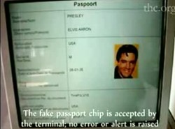 Elvis przechodzi kontrolę na lotnisku