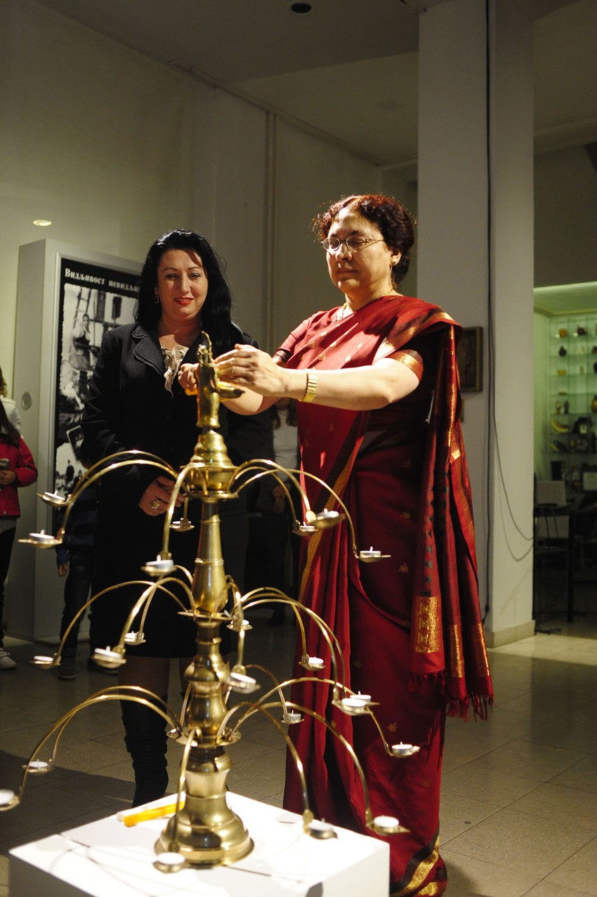 Paljenjem sveća na posebnom svećnjaku ambasadorka je otvorila izložbu