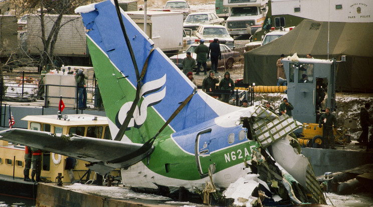 1982-ben az Air Florida 90-es járata belezuhant Washington DC 14. utcai hídjába, és nem sokkal felszállás után a Potomac folyóba esett. A hídon összesen 70 utas, 4 személyzet és 4 autós vesztette életét. A Boeing 737-200-as lezuhanását az okozta, hogy a jegesedésgátló rendszert leállították./ Fotó : Profimedia