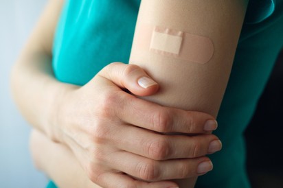Omikron elleni oltás: ezek a leggyakoribb mellékhatások