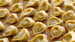 Jak i kiedy mrozić wigilijne uszka z kapustą i grzybami, żeby były idealne? Podpowiadamy