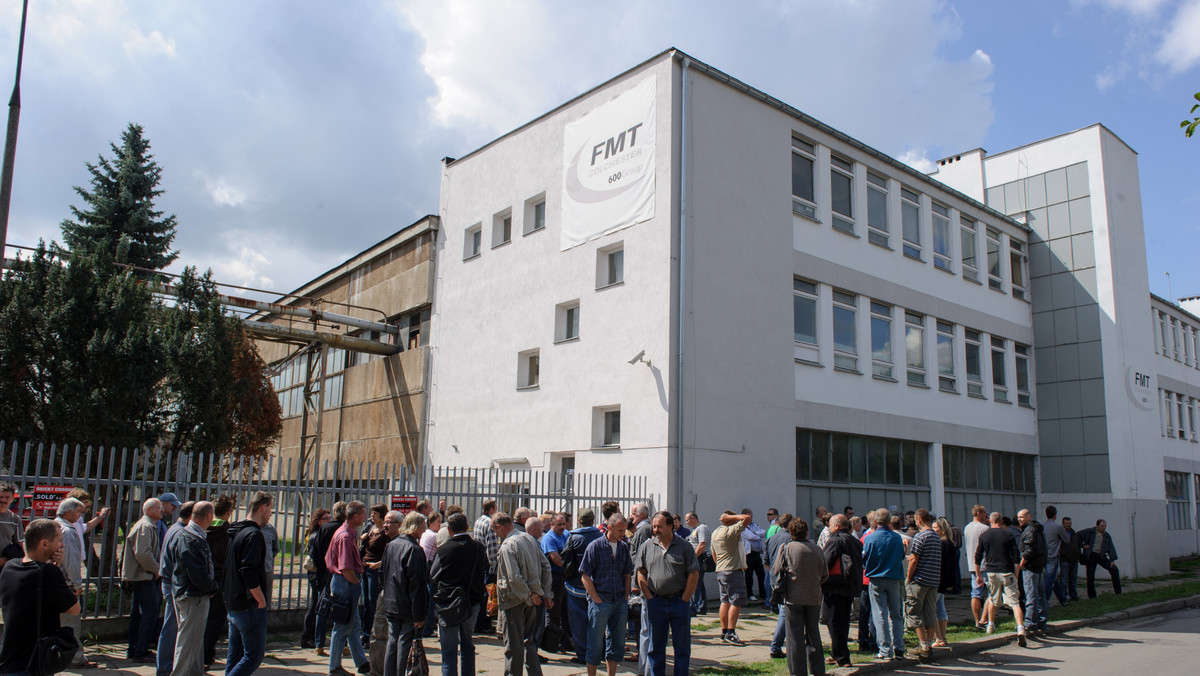 Pracownicy Fabryki Maszyn Tarnów (FMT), którzy w piątek przyszli do pracy, zastali zamkniętą bramę zakładu. Właściciel firmy, brytyjska grupa kapitałowa 600 Group Plc, poinformowała ich, że zakład unieruchomiono z powodu fiaska negocjacji z potencjalnym inwestorem.