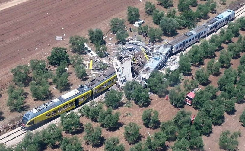 CZOŁOWE ZDERZENIE POCIĄGÓW WE WŁOSZECH