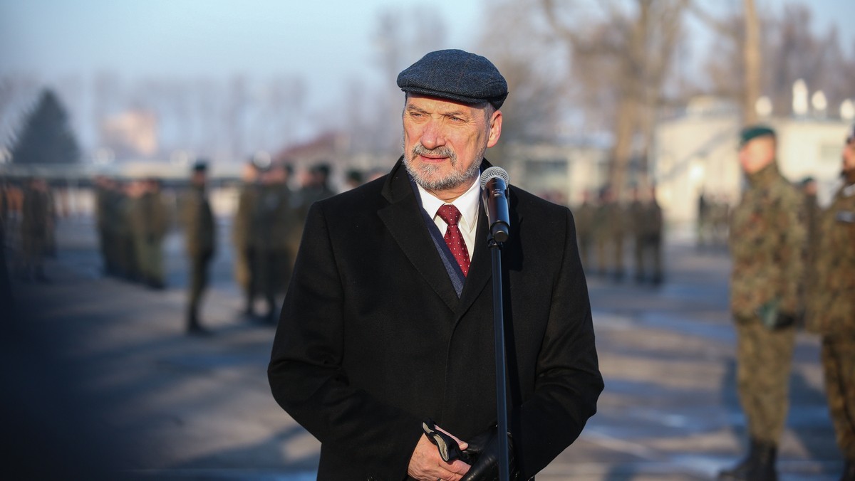 Poznańscy prokuratorzy rozpoczęli w Toruniu przesłuchania świadków ubiegłotygodniowego zderzenia ośmiu pojazdów, w którym uczestniczyło m.in. auto z ministrem Antonim Macierewiczem. W zdarzeniu ucierpiały trzy osoby, szef MON nie odniósł obrażeń.