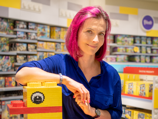 Ostatnie dwa lata były dla nas bardzo dobre. W naturalny sposób marka LEGO stała się beneficjentem pandemii i lockdownów. Przyspieszyliśmy rozwój wszystkich kanałów sprzedaży e-commerce. Przebudowaliśmy strukturę wewnętrzną firmy, by lepiej obsłużyć klientów online i zdecydowanie przyniosło to wspaniałe efekty — mówi Beata Kucejko, dyrektor marketingu LEGO na Polskę, kraje bałtyckie i Ukrainę